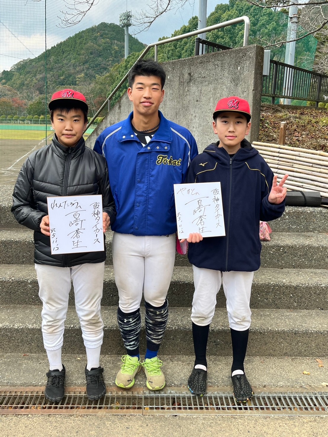 阪神タイガースドラフト４位の蒼生埼蒼生選手と宮崎ポニー球団メンバーの３ショット